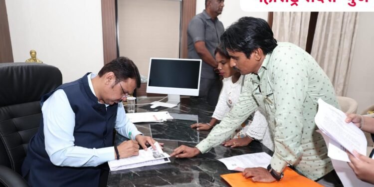 नागपुर आशी नगर झोन मे रोड पर गद्दोंका साम्राज्य, उपमुख्यमंत्री देवेंद्र फडणवीस के पत्र को मनपा ने कचरे मे फेक दिया.