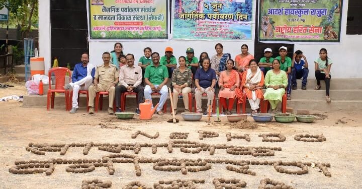 सिडबोल तयार करून जागतिक पर्यावरण दिन साजरा. आदर्श शाळेतील राष्ट्रीय हरित सेना, स्काऊट-गाईड, सामाजिक वनीकरण, नेफडो संस्थेचा उपक्रम.