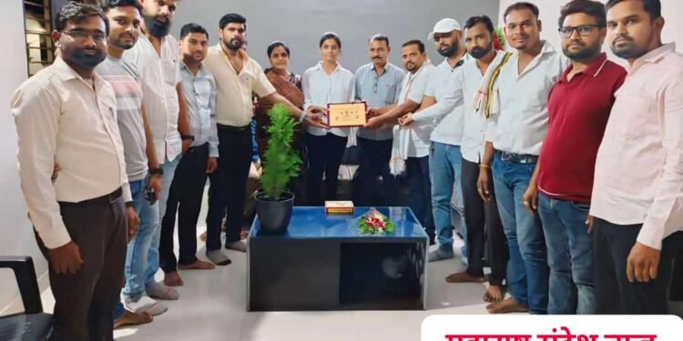 हिंगणघाट तालुक्यातुन NEET परीक्षेत प्रथम आलेली तन्वी सुनील राऊत या विद्यार्थ्यीचा राष्ट्रवादी युवक काँग्रेसने तर्फे सत्कार.