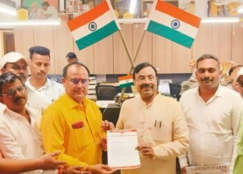 नंदीग्राम ट्रेन में बल्लारशाह से कोटा बढ़ाएं तथा बल्लारशाह कुर्ला को रोजाना करें: Zrucc मेंबर अजय दुबे ने पालकमंत्री सुधीर मुनगंटीवार को सौंपा ज्ञापन.