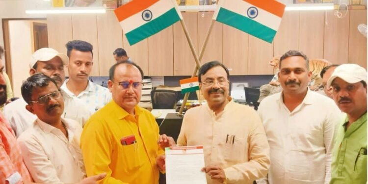 नंदीग्राम ट्रेन में बल्लारशाह से कोटा बढ़ाएं तथा बल्लारशाह कुर्ला को रोजाना करें: Zrucc मेंबर अजय दुबे ने पालकमंत्री सुधीर मुनगंटीवार को सौंपा ज्ञापन.