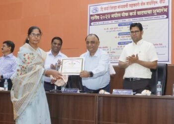 वर्धा जिल्हा मध्यवर्ती सहकारी बँकेमार्फत पीक कर्ज वाटपाचा शुभारंभ, बँकेने दिलेल्या कर्जाची नियमित परतफेड करा: अनुप कुमार