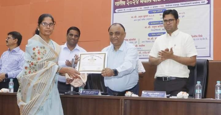 वर्धा जिल्हा मध्यवर्ती सहकारी बँकेमार्फत पीक कर्ज वाटपाचा शुभारंभ, बँकेने दिलेल्या कर्जाची नियमित परतफेड करा: अनुप कुमार