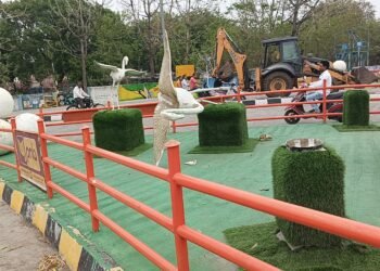 अकोला शहरातील लक्झरी स्टॅण्ड जवळील पत्रकार चौकातील सौदर्यीकरणाची ऐॆशी तैशी.