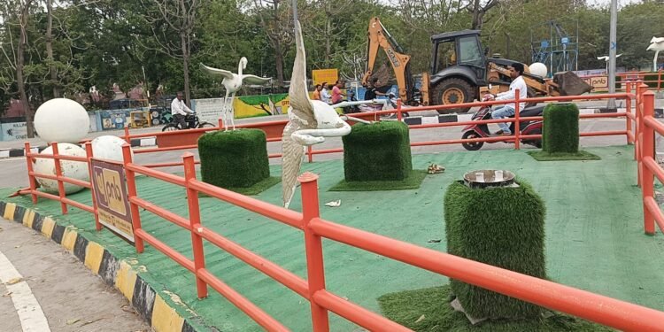 अकोला शहरातील लक्झरी स्टॅण्ड जवळील पत्रकार चौकातील सौदर्यीकरणाची ऐॆशी तैशी.