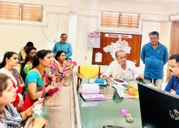 हिंगणघाट पोषण आहाराचे साहित्य निकृष्ट दर्जाचे, उलटी, पोटदुखी आजार, महिलांनी घेतली माजी आमदार प्रा.राजू तिमांडे यांची भेट.