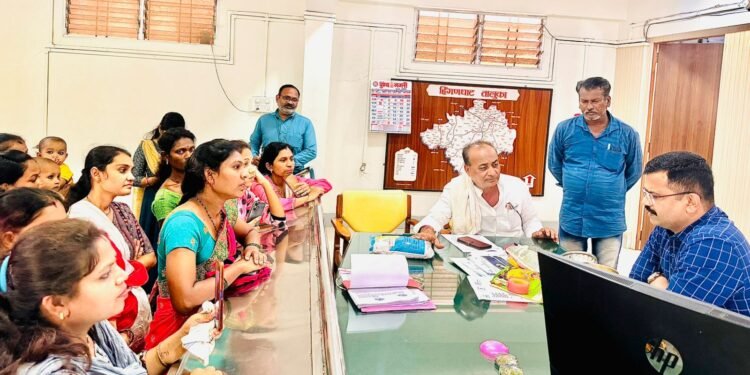 हिंगणघाट पोषण आहाराचे साहित्य निकृष्ट दर्जाचे, उलटी, पोटदुखी आजार, महिलांनी घेतली माजी आमदार प्रा.राजू तिमांडे यांची भेट.