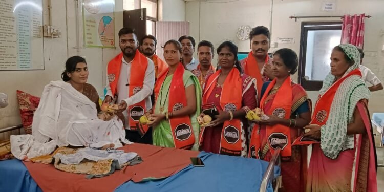 मनसे प्रमुख राज ठाकरे यांच्या वाढदिवसानिमित्त बल्लारपूर सरकारी रुग्णालयात फळ वाटप.