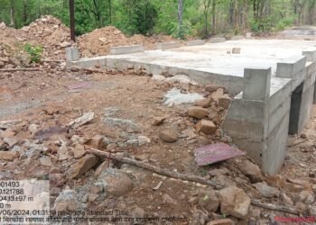 गडचिरोली: झिंगानूर ते सिरकोंडा रस्त्यावर कंडीपाहाडी येथील पुलवरचे खड्डे ठरत आहे जीवघेणे, नागरिकात असंतोष.