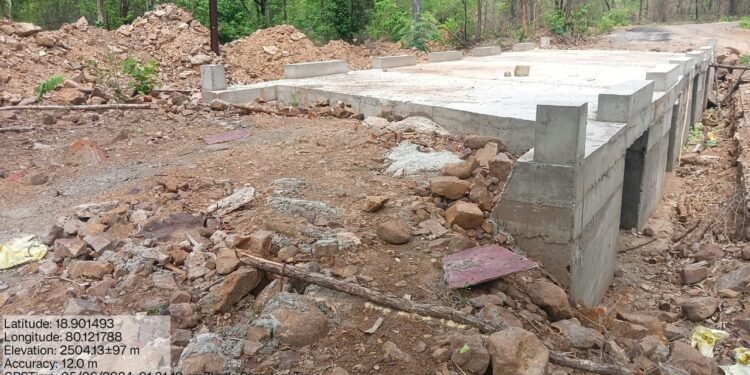 गडचिरोली: झिंगानूर ते सिरकोंडा रस्त्यावर कंडीपाहाडी येथील पुलवरचे खड्डे ठरत आहे जीवघेणे, नागरिकात असंतोष.