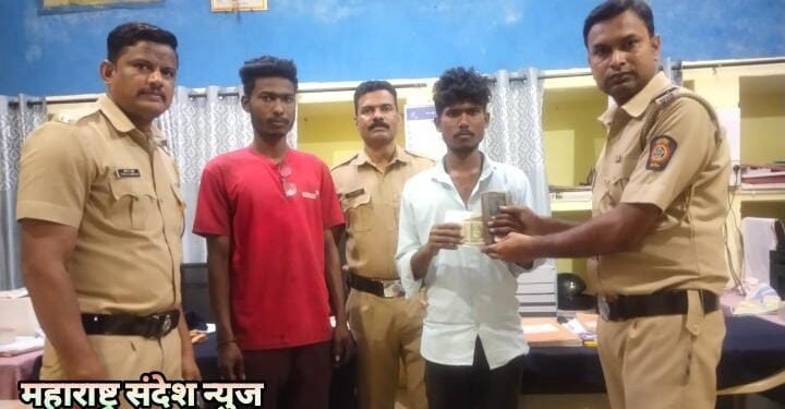 कार्यतत्पर हिंगणघाट पोलिसांनी हरवलेल्या इसमाचा मोबाईल व पैशांचा शोध घेऊन केले परत.