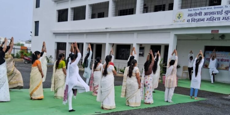 मातोश्री आशाताई कुणावार महिला महविद्यालय हिंगणघाट येथे आंतरराष्ट्रीय योग दिन उत्साहात साजरा.