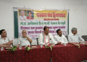 वन्यजीव रक्षक राकेश झाडे यांना हिंगणघाट भूषण पुरस्कार तर राष्ट्रीय सायकल पोलोपटू स्व. सत्यशील रेवतकर यांना मरणोत्तर हिंगणघाट रत्न पुरस्कार.