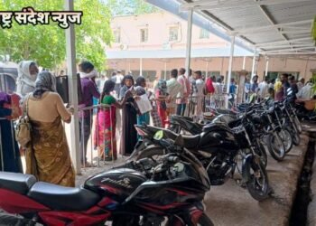 अकोला सर्वोपचार रुग्णालयात रुग्णांच्या जिवा पेक्षा डॉक्टरांच्या गाड्यांची सोय, रुग्ण उन्हात गाड्या सावलीत.