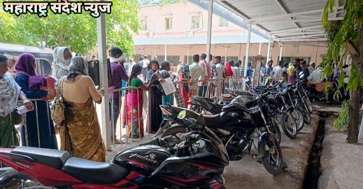 अकोला सर्वोपचार रुग्णालयात रुग्णांच्या जिवा पेक्षा डॉक्टरांच्या गाड्यांची सोय, रुग्ण उन्हात गाड्या सावलीत.