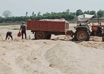 वर्धा जिल्हातील साती घाटावर रेती तस्करावर पोलीस आणि महसूल विभागाची सर्वात मोठी कारवाई, 23 टिप्पर, 2 पोकलंड, 3 बोट जप्त.