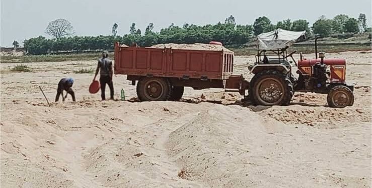 वर्धा जिल्हातील साती घाटावर रेती तस्करावर पोलीस आणि महसूल विभागाची सर्वात मोठी कारवाई, 23 टिप्पर, 2 पोकलंड, 3 बोट जप्त.