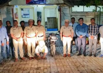 अकोला दुचाकीवर लिफ्ट देण्याच्या बहाण्याने शेतात वृद्धेवर लैंगिक अत्याचार फरार आरोपीला पोलिसांनी ठोकल्या बेड्या.