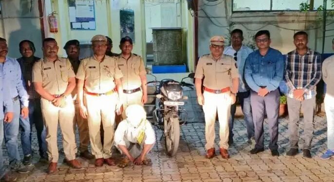 अकोला दुचाकीवर लिफ्ट देण्याच्या बहाण्याने शेतात वृद्धेवर लैंगिक अत्याचार फरार आरोपीला पोलिसांनी ठोकल्या बेड्या.