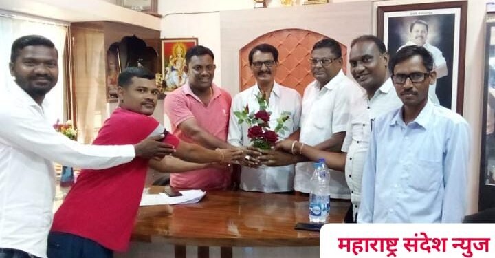 माजी जि.प.अध्यक्ष अजय कंकडालवार यांनी दिले अशोक येलमुले यांना पुष्प गुच्छ देऊन शुभेच्छा.