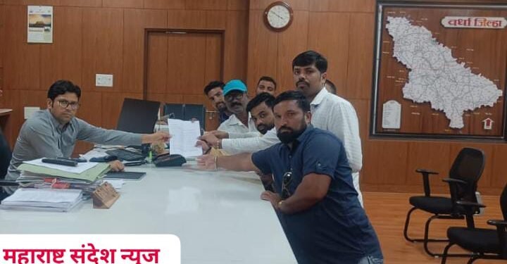 शासकीय वैद्यकीय महाविद्यालय वेळा येथेच व्हावे, संरक्षण समिती यांच्या वतीने वर्धा जिल्हाधिकारी यांना निवेदनातून मागणी.