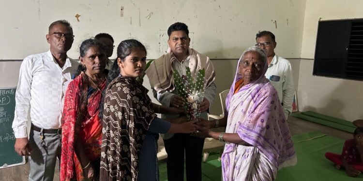 नंदोरी गावातील नागरिकांकडून सामाजिक कार्यकर्ते डाॅ. उमेश वावरे यांचा सत्कार.