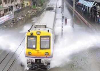 ठाण्याहून मुंबईच्या दिशेनं येणाऱ्या लोकल रद्द; मुसळधार पावसाचा रेल्वे, रस्ते वाहतुकीला फटका.