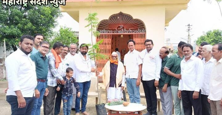 श्यामरावजी दिवसे यांच्या १०० वा तर गणपतराव मुंडे यांच्या ९५ वा अभिष्टचिंतन सोहळा निमित्त वृक्षारोपण.