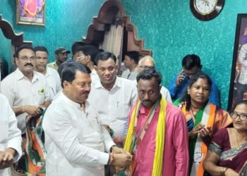 राज्याचे कॅबिनेट मंत्री धर्मरावबाबा आत्राम यांना जोरदार धक्का, कट्टर समर्थकांनी केला काँग्रेस पक्षात जाहीर पक्षप्रवेश.