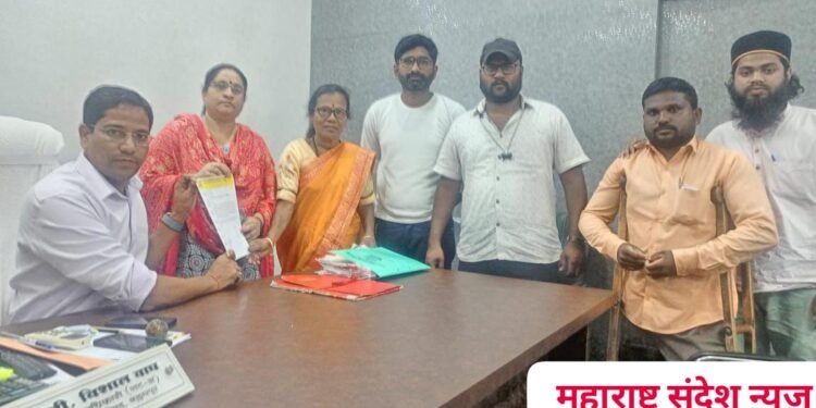 बल्लारपुर शहरातील सार्वजनिक शौचालयांची अवस्था सुधारा, आम आदमी पक्षाचे नगर परिषदेला निवेदन.