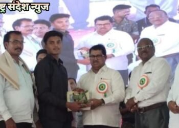 पेरमिलीचे प्रियशील चंदनखेडे यांचा विरोधी पक्ष नेते विजय वडेट्टीवार यांच्याहस्ते सत्कार.