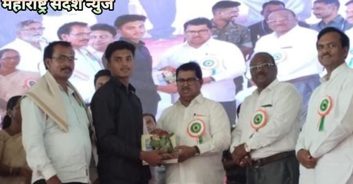 पेरमिलीचे प्रियशील चंदनखेडे यांचा विरोधी पक्ष नेते विजय वडेट्टीवार यांच्याहस्ते सत्कार.