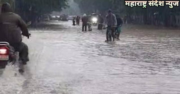 बीड तालुक्यातील पिंपळनेर परिसरात मुसळधार पाऊस पुलावरून पाणी गेल्याने अनेक गावांचा संपर्क तुटला.