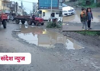 परतूर येथे रस्त्यातील खड्ड्यांमुळे शाळेला जाणाऱ्या विद्यार्थ्यांचे हाल जीव मुठीत धरून करावा लागतो शाळेचा प्रवास.