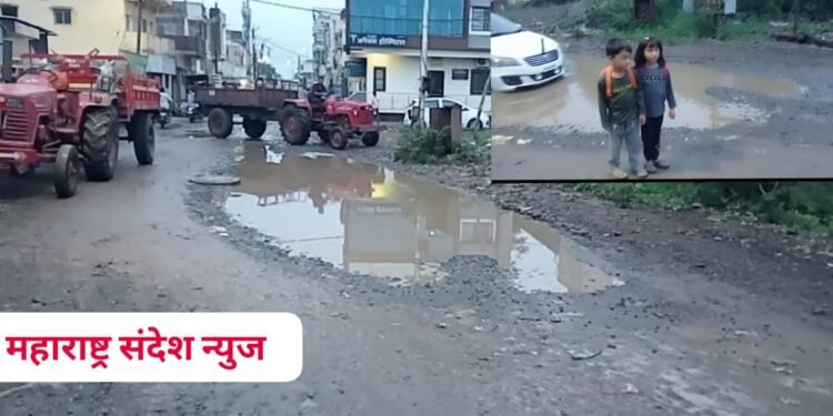 परतूर येथे रस्त्यातील खड्ड्यांमुळे शाळेला जाणाऱ्या विद्यार्थ्यांचे हाल जीव मुठीत धरून करावा लागतो शाळेचा प्रवास.
