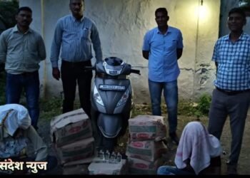 हिंगणघाट पोलिसांची धडक कारवाई, पेट्रोलिंग करीत असताना ज्युपिटर मोपेड ने दारू वाहतूक करणारा आरोपींना ठोकल्या बेड्या.