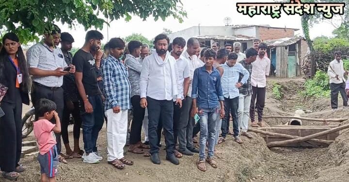 जाम सर्कल मधील फकिरवाडी या गावात नागरिकांना जाण्यासाठी रस्त्याचं नाही, पिण्याच्या पाण्यासाठी पायपीट.