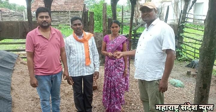 माजी राज्यमंत्री राजे अम्ब्रिशराव आत्राम यांनी मछली येथील सुमित्रा पेंदाम या आजार ग्रस्त महिलेची केली आर्थिक मदत.