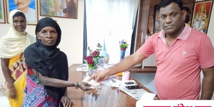 माजी जिल्हा परिषद अध्यक्ष अजय कंकडालवार यांच्या कडून गरीब कुटुंबास घर दुरुस्तीसाठी आर्थिक मदत.