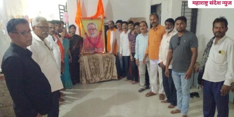 गुरु पौर्णिमेच्या निमित्याने शिवसैनिकांचे गुरु हिंदुहृदय सम्राट, शिवसेना प्रमुख बाळासाहेब ठाकरे यांना करण्यात आले अभिवादन.