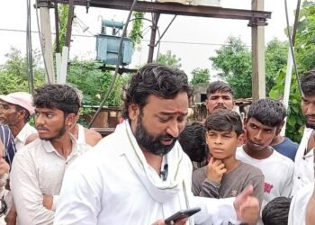 काजळसरा येथे बालकाला डीपीच्या उघड्या ताराचा झटका, राष्ट्रवादीचे नेते अतुल वांदिले यांनी गावात जाऊन प्रत्यक्ष केली पाहणी.