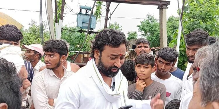 काजळसरा येथे बालकाला डीपीच्या उघड्या ताराचा झटका, राष्ट्रवादीचे नेते अतुल वांदिले यांनी गावात जाऊन प्रत्यक्ष केली पाहणी.