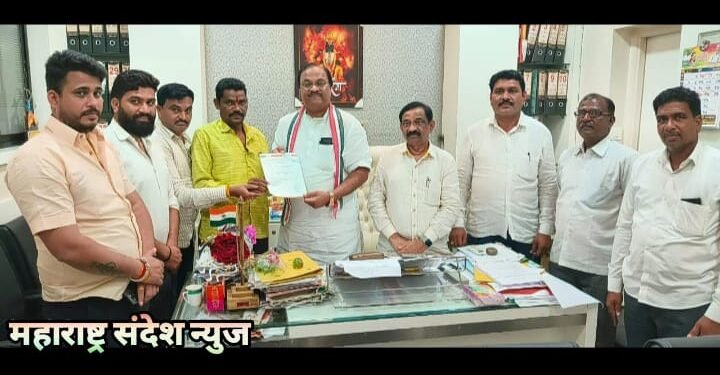 भाजपा कार्यकर्ते रवींद्र लढी यांची भाजपाच्या हिंगणघाट विधानसभा प्रमुख पदी नियुक्ती, आ. समीर कुणावार यांचे हस्ते देण्यात आले नियुक्तिपत्र.