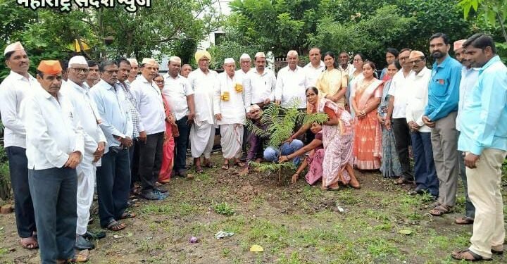 राष्ट्रसंतांच्या विचाराने प्रेरित होऊन वृक्षारोपण व प्रबोधनाद्वारे गुरुदेव सेवकाचा श्रद्धांजली कार्यक्रम संपन्न.