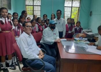 एसटी थांबा घेत नसल्याने त्रस्त शेकडो विद्यार्थिनी सावनेर आगारात धडकल्या, सावनेर आगार व्यवस्थापकाचे दुर्लक्षतेचा प्रकार.