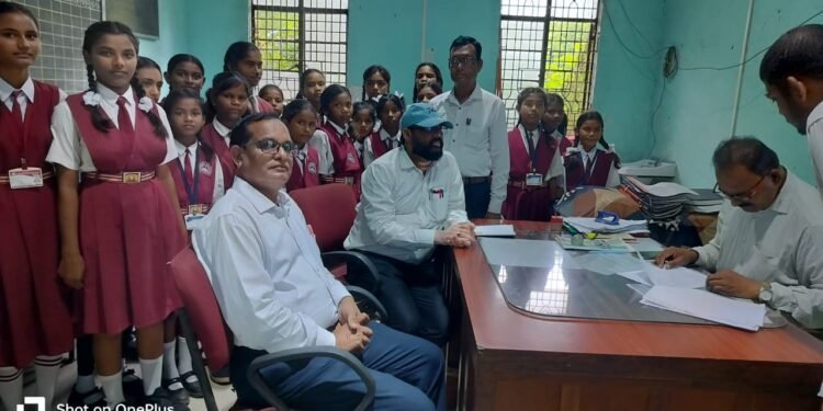 एसटी थांबा घेत नसल्याने त्रस्त शेकडो विद्यार्थिनी सावनेर आगारात धडकल्या, सावनेर आगार व्यवस्थापकाचे दुर्लक्षतेचा प्रकार.