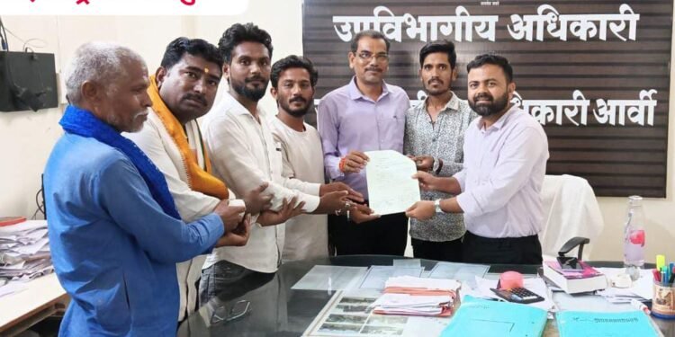 विविध सामाजिक संघटनाच्या वतीने उपविभागीय अधिकारी आर्वी यांच्या मार्फत जिल्हाधिकारी यांना निवेदन.