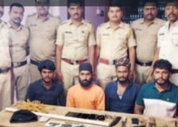 लोकांना रस्त्यात अडवून लुटणाऱ्या चार चोरट्यांच्या टोळीच्या आवळल्या मुसक्या, परतूर आष्टी पोलिसांची जोरदार कामगिरी.