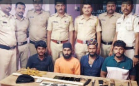 लोकांना रस्त्यात अडवून लुटणाऱ्या चार चोरट्यांच्या टोळीच्या आवळल्या मुसक्या, परतूर आष्टी पोलिसांची जोरदार कामगिरी.