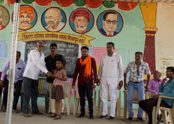 विसापुर येथे मंत्री सुधीर मुनगंटीवार यांच्या वाढदिवसानिमित्त नोट बुक, पेन व चॉकलेट वाटप करून वाढदिवस साजरा.